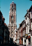845708 Gezicht op de Domtoren te Utrecht vanaf de Zadelstraat.